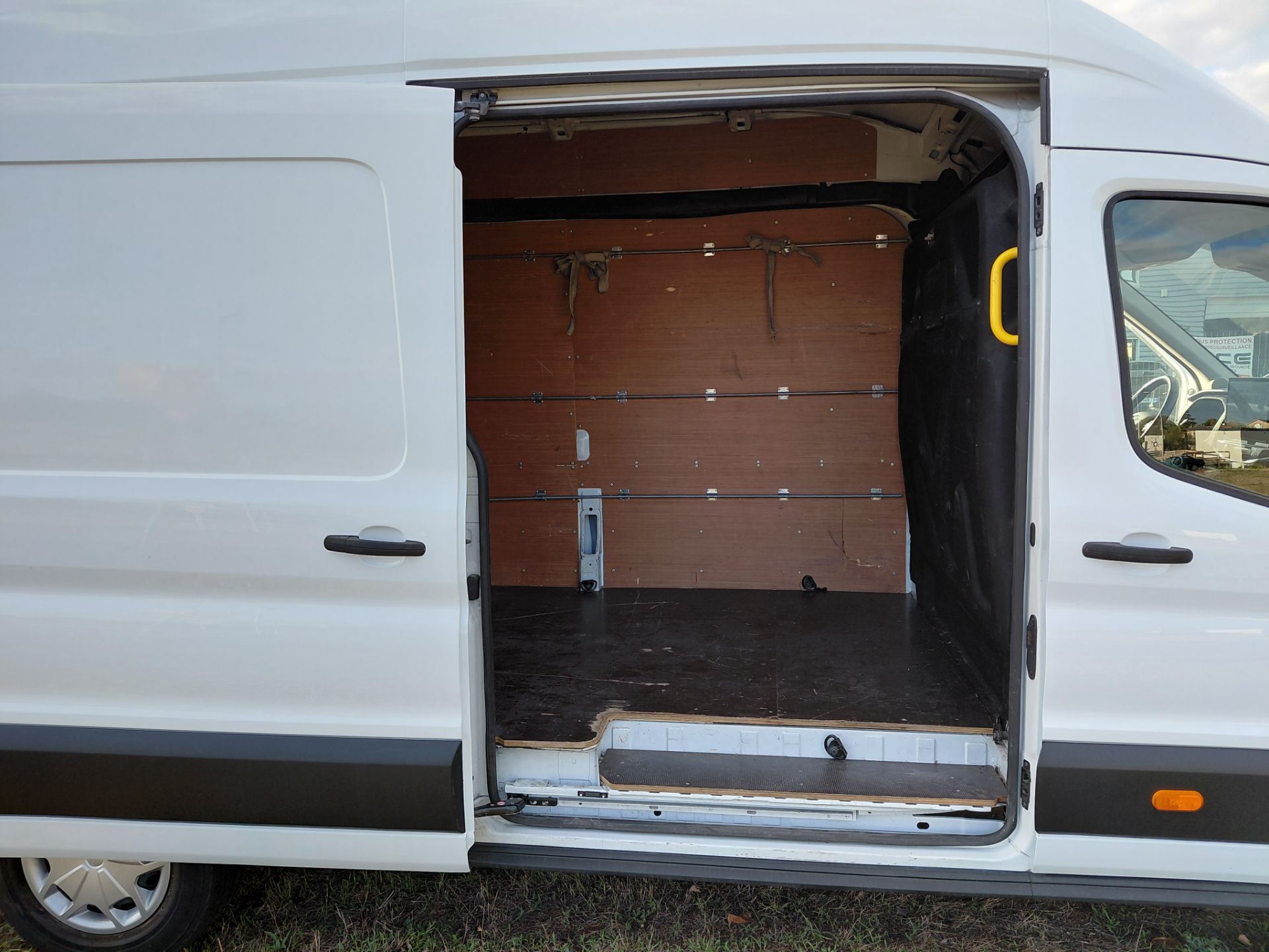 FORD E-TRANSIT — photo 13