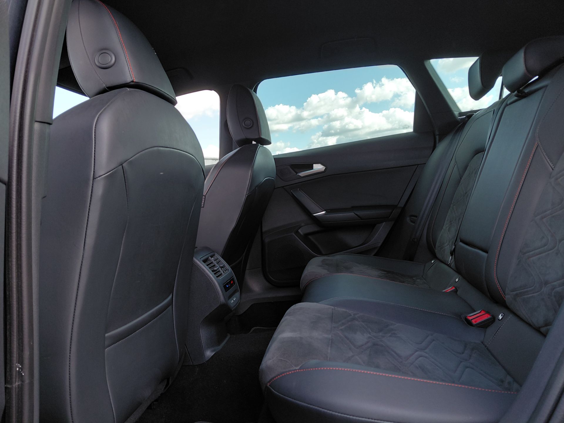 SEAT LEON ST — photo 13